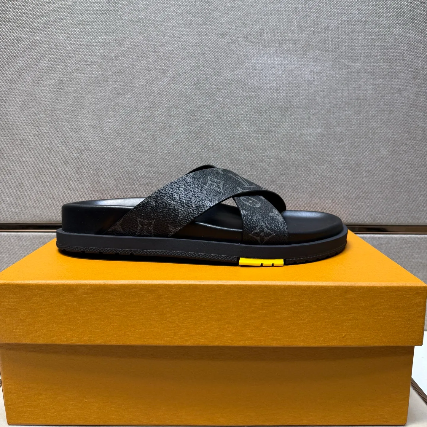 Men's men's shoes 💰pp420 [LV～] Men's casual slippers 2025z cabinet sales simultaneously 🔶Size: 38-44#️⃣ 🔷2 colors🔜The upper is made of multi-material splicing➕Cow leather lining, comfortable and breathable, sole: original comfortable, wear-resistant and non-slip outsole, ⚠️Real shot📱Photographed🎬The real thing is better📢📢📢